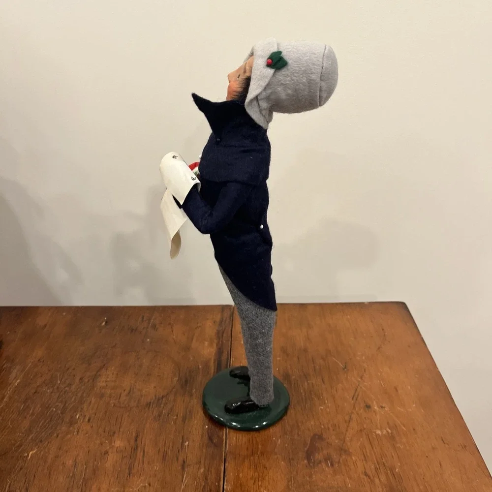 1990 BYERS CHOICE CHRISTMAS CAROLER Black Hair Man Holding Basket With Gifts